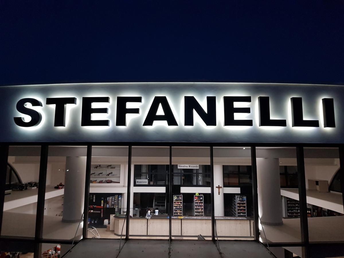 Insegna  a lettere scatolate, retroilluminata a luce riflessa