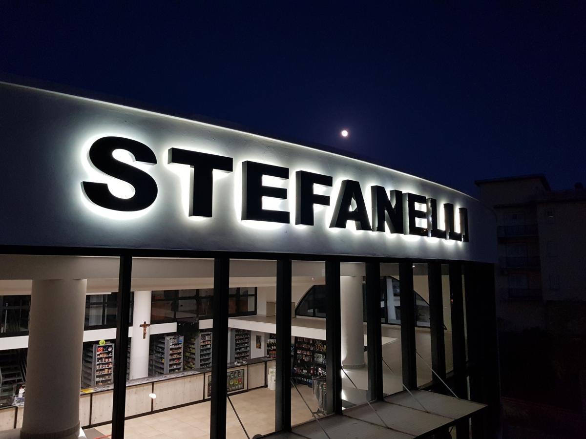 Insegna  a lettere scatolate, retroilluminata a luce riflessa