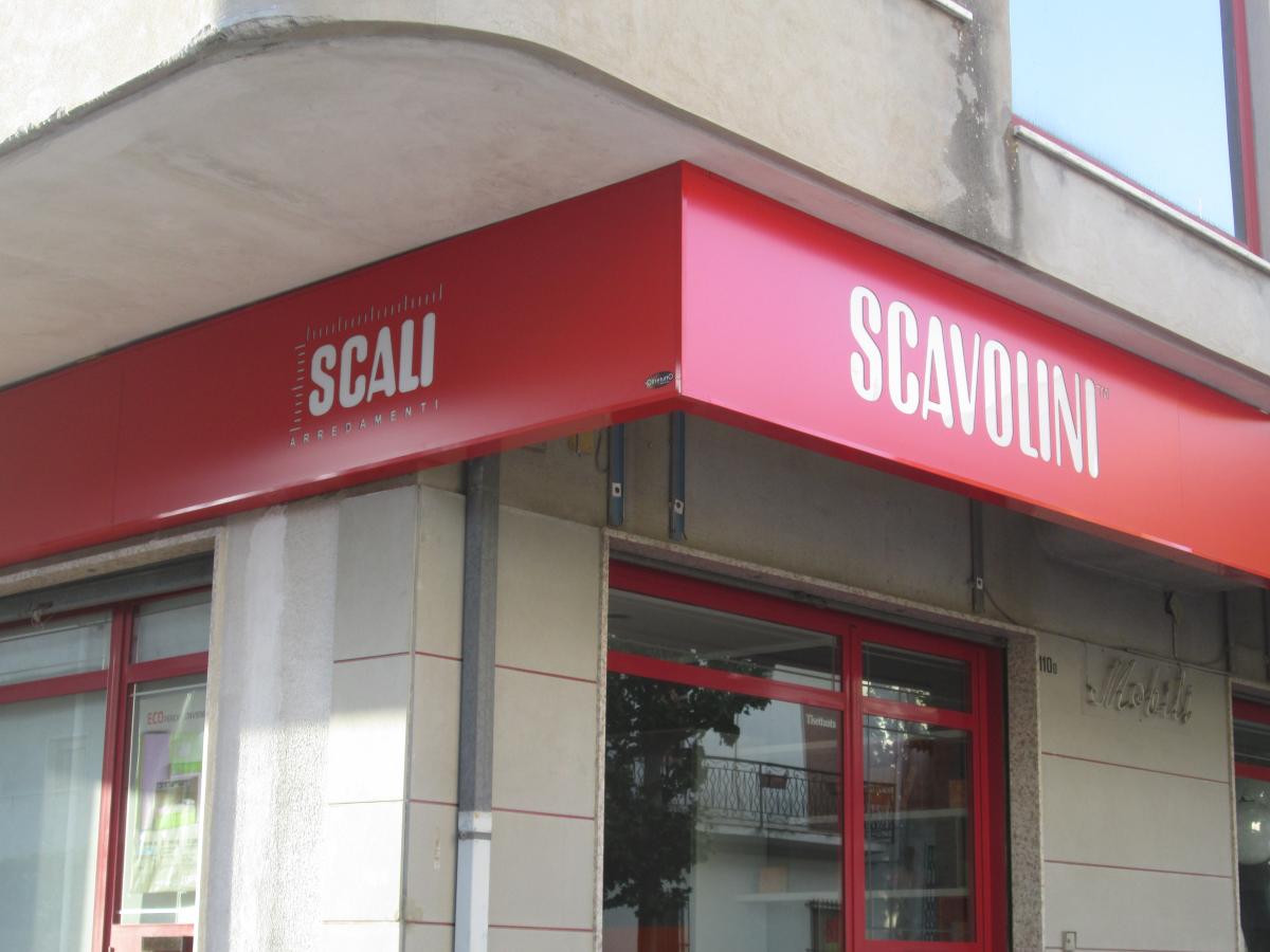 insegna traforata a cassonetto sospeso  in alluminio composito e plexglass colato